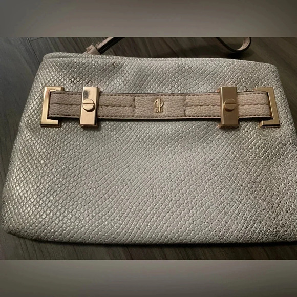 Jennifer Lopez Cream and Pink Textured Clutch with Elegant Strap - Picture 2 of 8